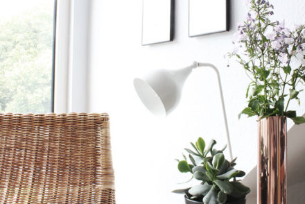 Unsere Leseecke im Wohnzimmer mit neuer Kupfervase und Phlox-Blumen