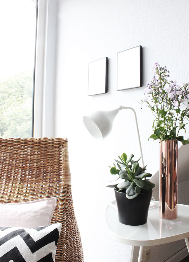 Unsere Leseecke im Wohnzimmer mit neuer Kupfervase und Phlox-Blumen