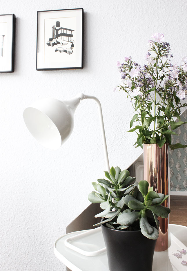 Unsere Leseecke im Wohnzimmer mit neuer Kupfervase und Phlox-Blumen