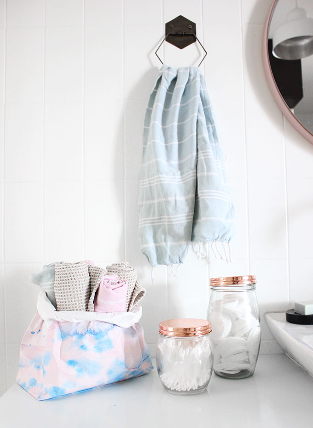 Badezimmer-Deko mit DIY-Handtuchkorb.
