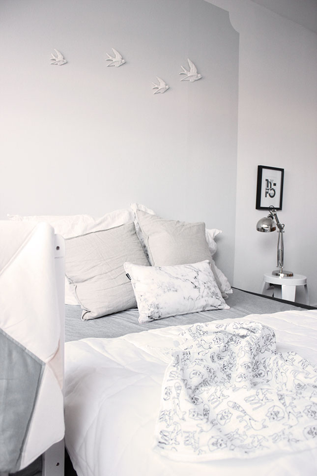 Bett mit Tagesdecke von saustarkdesign.com