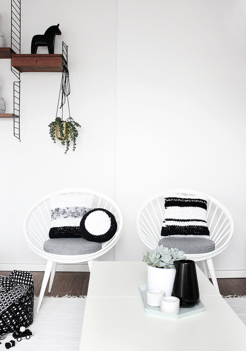 Yngve Ekström Vintage Stühle mit schwerz-weißen Kissen von Lumikello
